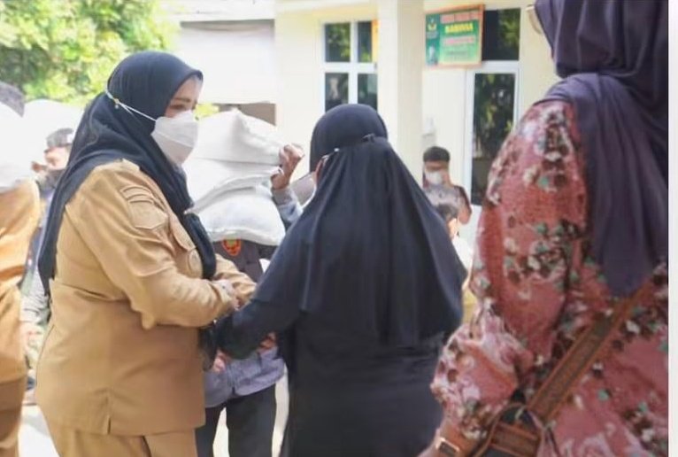 Eva Dwiana Salurkan Bantuan Beras untuk Ribuan Warga Bandarlampung
