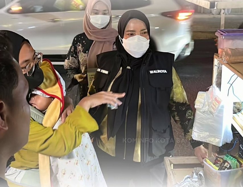 Wali Kota Eva Dwiana Bagikan Masker untuk Warga Terdampak Abu Vulkanik