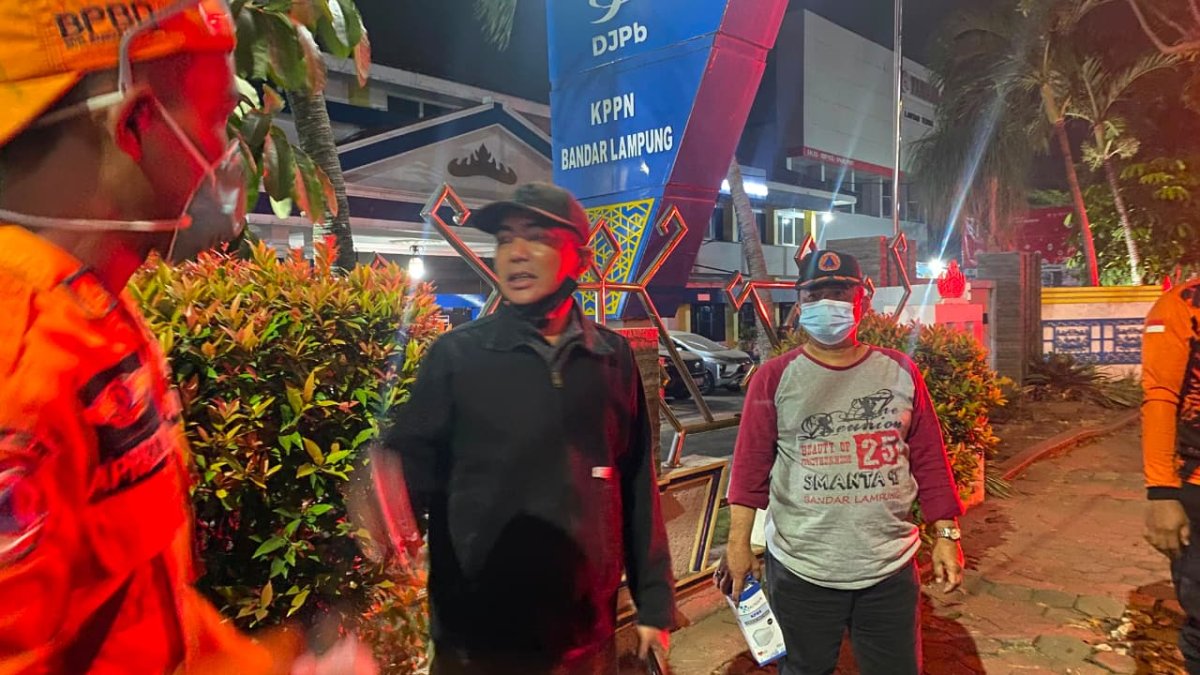 Damkar Bandarlampung Semprot Jalan Utama untuk Kurangi Debu Abu Vulkanik Anak Krakatau