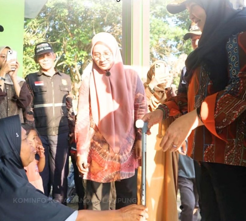 Wali Kota Eva Dwiana Serahkan Kursi Roda dan Tongkat Kruk kepada Warga Tanjungsenang