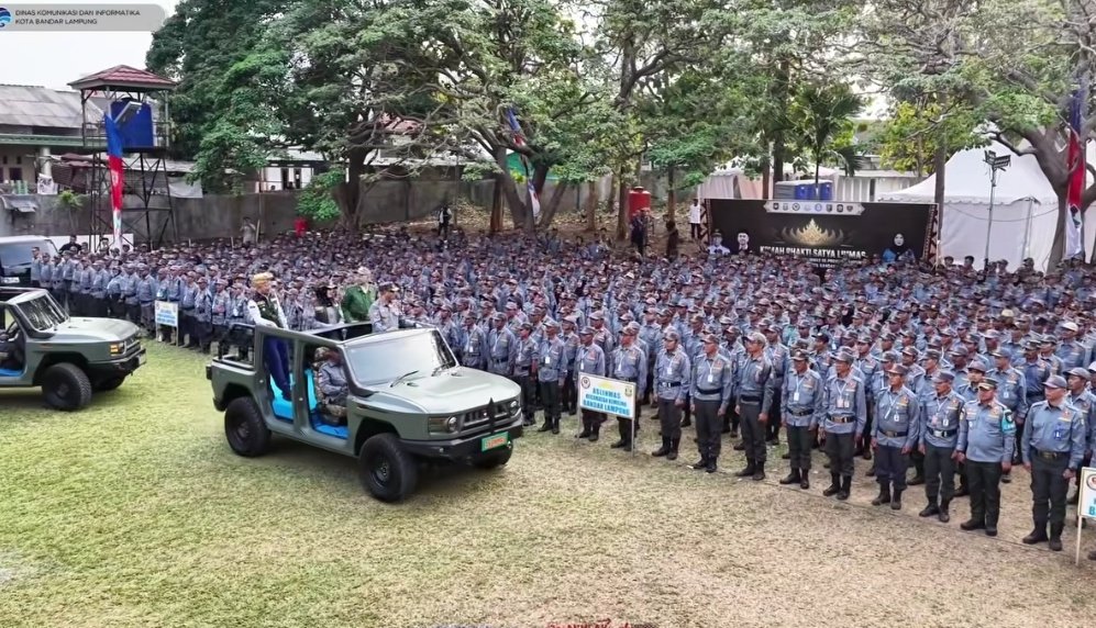 Wali Kota Eva Dwiana Kukuhkan Pengurus Aslinmas dan Serahkan Bantuan di Kemah Bakti Satlinmas