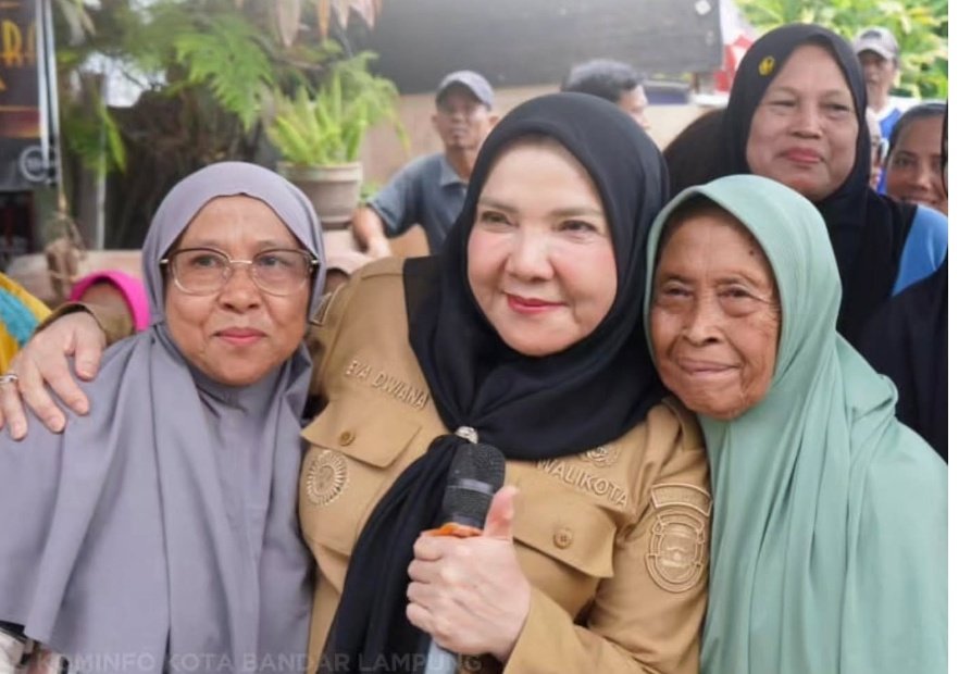 Eva Dwiana Salurkan Bantuan Beras untuk 31.179 Penerima di Lima Kecamatan