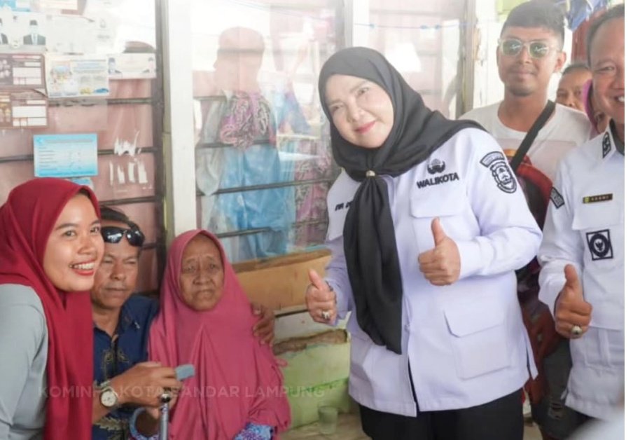 Wali Kota Eva Dwiana Serahkan Alat Bantu Kesehatan untuk Warga Bandarlampung
