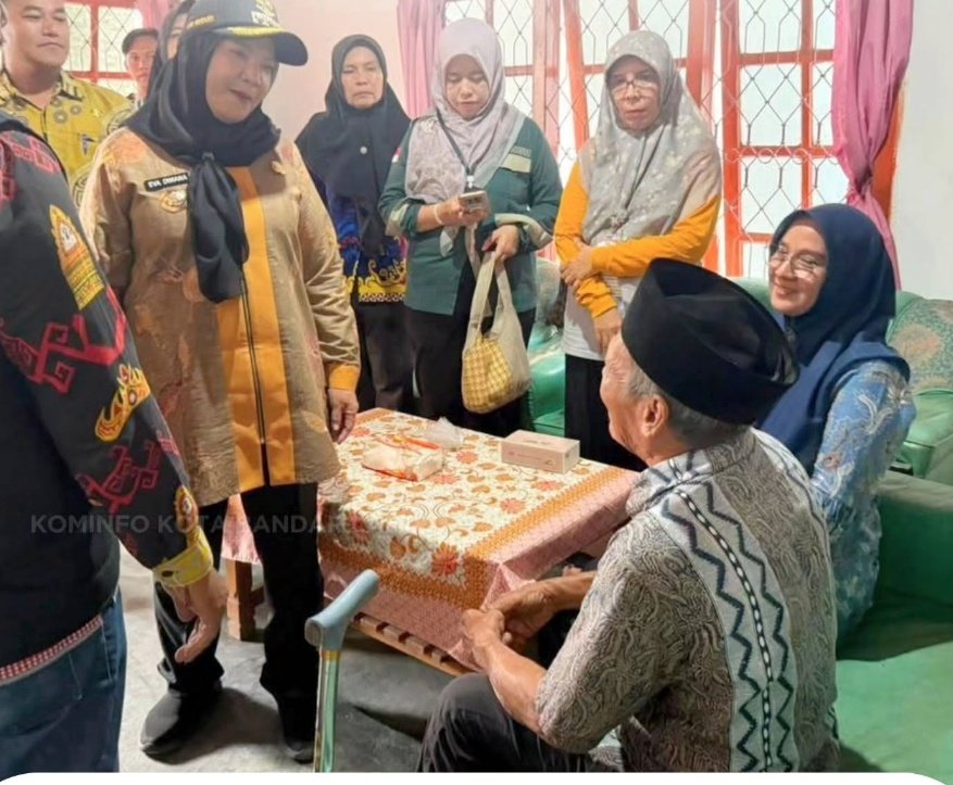 Wali Kota Eva Dwiana Salurkan Alat Bantu Kesehatan untuk Warga Tanjung Senang