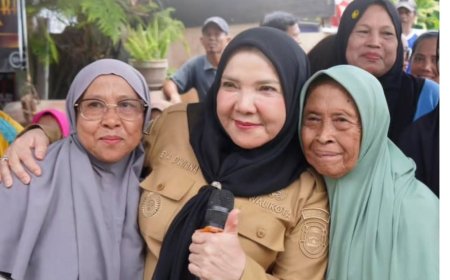 Eva Dwiana Salurkan Bantuan Beras untuk 31.179 Penerima di Lima Kecamatan