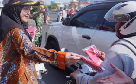 Wali Kota Eva Dwiana Bagikan Bendera Merah Putih 
