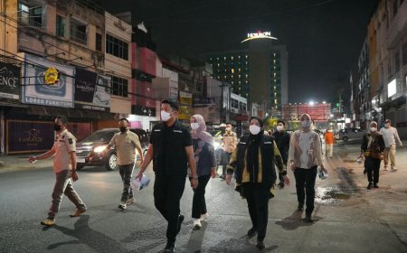 Kota Eva Dwiana Bagikan Masker kepada Pengguna Jalan, Warga Bandarlampung Diminta Waspadai Abu Vulkanik