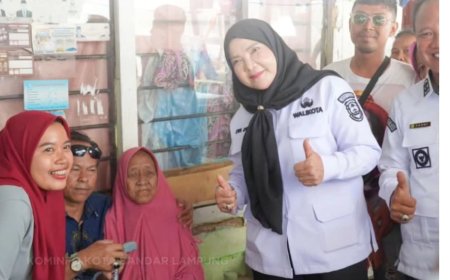 Wali Kota Eva Dwiana Serahkan Alat Bantu Kesehatan untuk Warga Bandarlampung