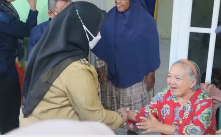 Eva Dwiana Serahkan Bantuan Alat Kesehatan kepada Warga Telukbetung Barat