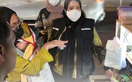 Wali Kota Eva Dwiana Bagikan Masker untuk Warga Terdampak Abu Vulkanik