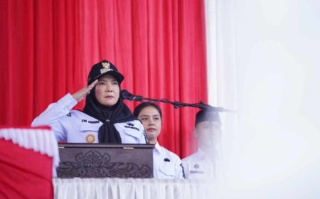 Pemkot Bandar Lampung Gelar Upacara HUT RI, Eva Dwiana Bagikan Alat Kesehatan ke Warga