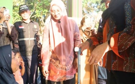 Wali Kota Eva Dwiana Serahkan Kursi Roda dan Tongkat Kruk kepada Warga Tanjungsenang