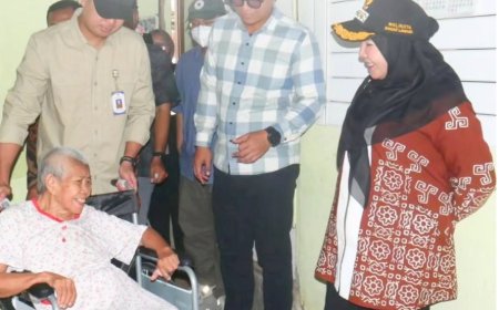Wali Kota Bandarlampung Eva Serahkan Bantuan Alkes  untuk Warga Tiga Kecamatan