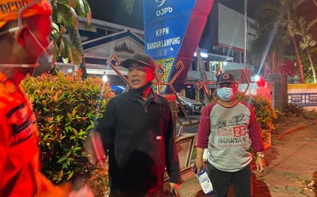 Damkar Bandarlampung Semprot Jalan Utama untuk Kurangi Debu Abu Vulkanik Anak Krakatau