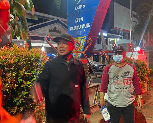 Damkar Bandarlampung Semprot Jalan Utama untuk Kurangi Debu Abu Vulkanik Anak Krakatau