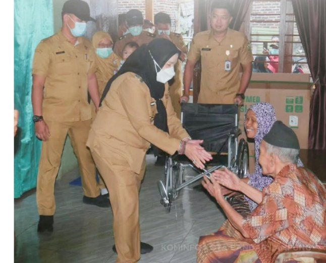 Pemkot  Bandarlampung Salurkan Alat kepada Warga Tanjung Karang Barat