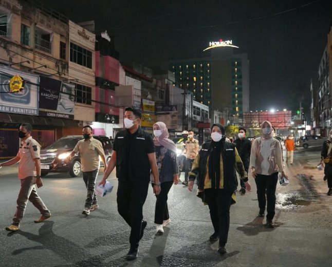Kota Eva Dwiana Bagikan Masker kepada Pengguna Jalan, Warga Bandarlampung Diminta Waspadai Abu Vulkanik