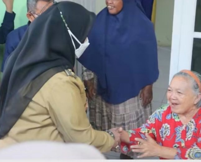 Eva Dwiana Serahkan Bantuan Alat Kesehatan kepada Warga Telukbetung Barat