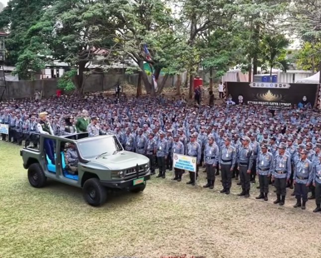 Wali Kota Eva Dwiana Kukuhkan Pengurus Aslinmas dan Serahkan Bantuan di Kemah Bakti Satlinmas
