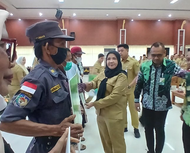 Pemkot Bandarlampung Bagikan 35.193 BPJS Ketenagakerjaan untuk Pekerja Rentan