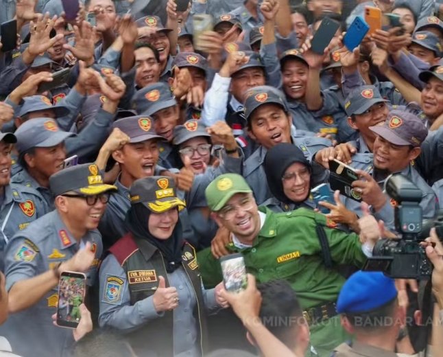 Wali Kota Eva Dwiana Dampingi Kemah Bakti Satya Linmas di Bandarlampung