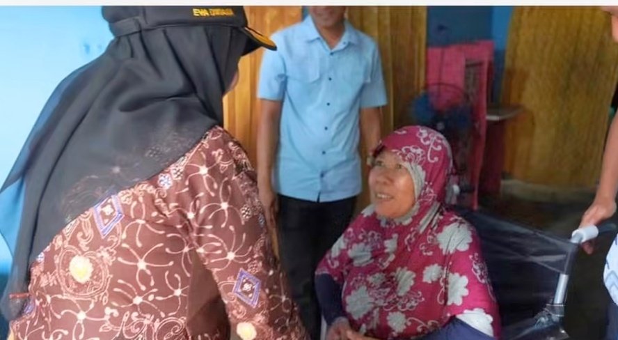Eva Dwiana Salurkan Bantuan Alat Kesehatan di Tiga Kecamatan di Bandarlampung