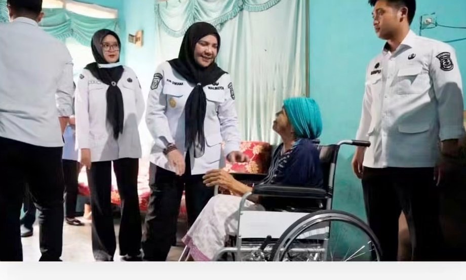 Wali Kota Eva Dwiana Serahkan Bantuan Alat Kesehatan untuk Warga Langkapura