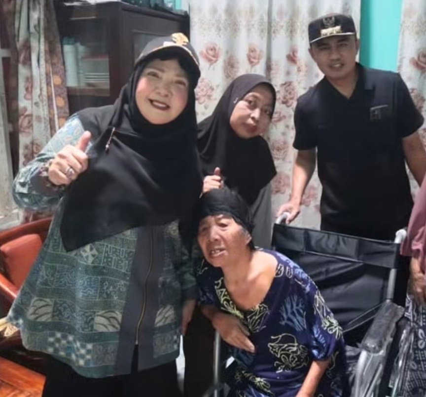 Wali Kota Eva Dwiana Salurkan Bantuan Alat Kesehatan di 28 Tempat