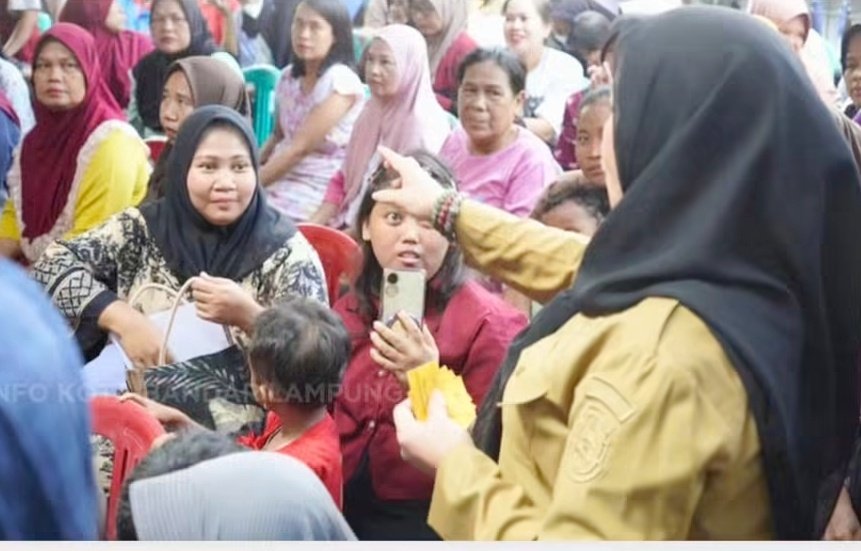 Eva Dwiana Serahkan Bantuan Beras untuk 31 Ribu Warga Bandarlampung