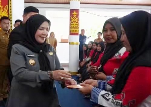 Wali Kota Eva Dwiana Salurkan Insentif untuk Kader SAPA, Posyandu, BKB, TPK, PPKBD, dan Sub-PPKBD