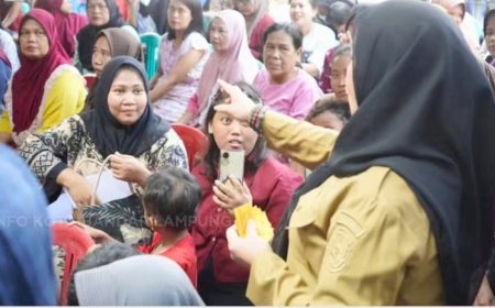 Eva Dwiana Serahkan Bantuan Beras untuk 31 Ribu Warga Bandarlampung