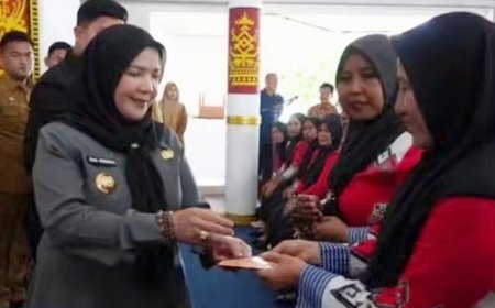 Wali Kota Eva Dwiana Salurkan Insentif untuk Kader SAPA, Posyandu, BKB, TPK, PPKBD, dan Sub-PPKBD