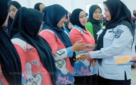 Eva Dwiana Kembali Salurkan Insentif Kader Kesehatan di Sejumlah Kecamatan Bandarlampung