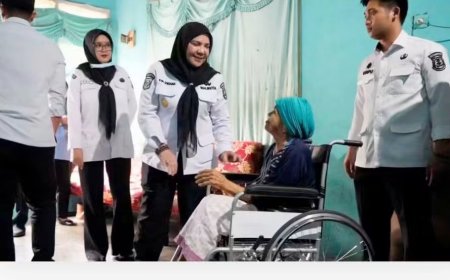 Wali Kota Eva Dwiana Serahkan Bantuan Alat Kesehatan untuk Warga Langkapura