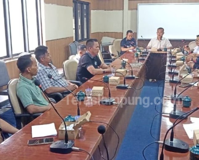 Alasan Keselamatan, Perlintasan Kereta Api Liar di Kotabumiudik Tetap Ditutup