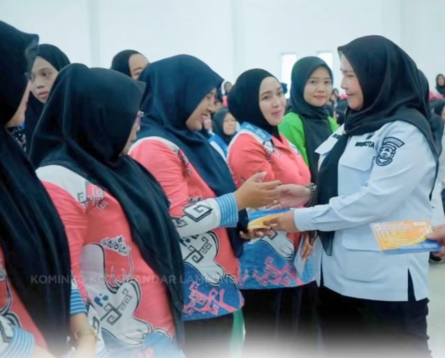 Eva Dwiana Kembali Salurkan Insentif Kader Kesehatan di Sejumlah Kecamatan Bandarlampung