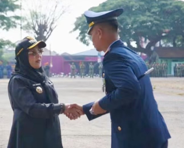Wali Kota Eva Dwiana Hadiri Parade HUT ke-81 TNI di Lapangan Saburai