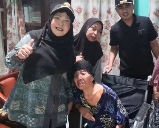 Wali Kota Eva Dwiana Salurkan Bantuan Alat Kesehatan di 28 Tempat