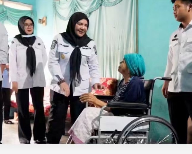 Wali Kota Eva Dwiana Serahkan Bantuan Alat Kesehatan untuk Warga Langkapura