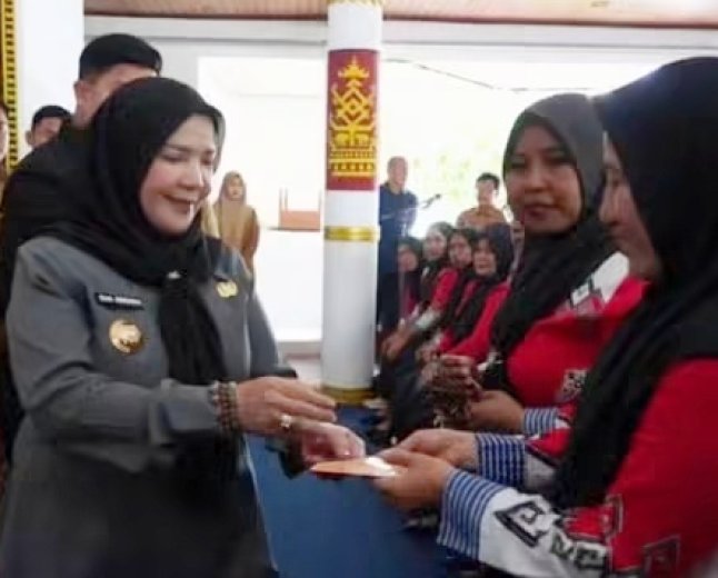 Wali Kota Eva Dwiana Salurkan Insentif untuk Kader SAPA, Posyandu, BKB, TPK, PPKBD, dan Sub-PPKBD